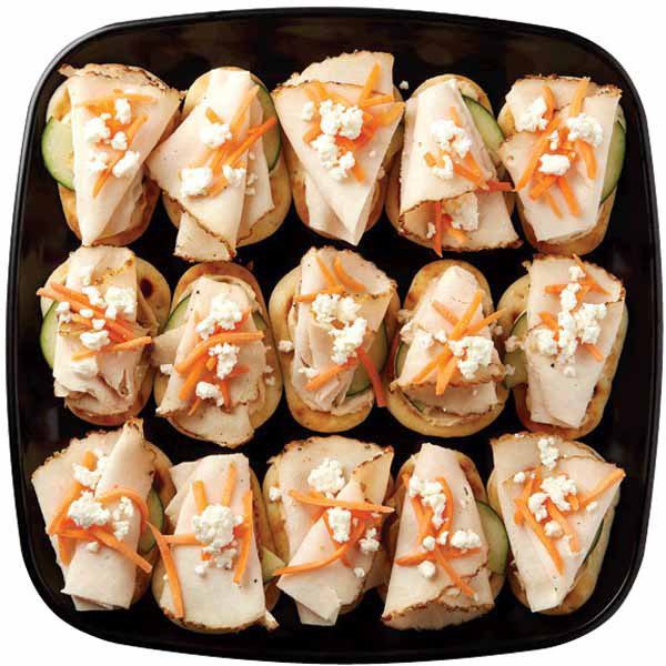 Thinly sliced Boar's Head® Lemon Pepper® Roasted Chicken Breast and Stonefire Naan Dippers arranged with crumbled Boar's Head® feta cheese, hummus, shredded carrots, and cucumber slices
5 Servings
$29.99